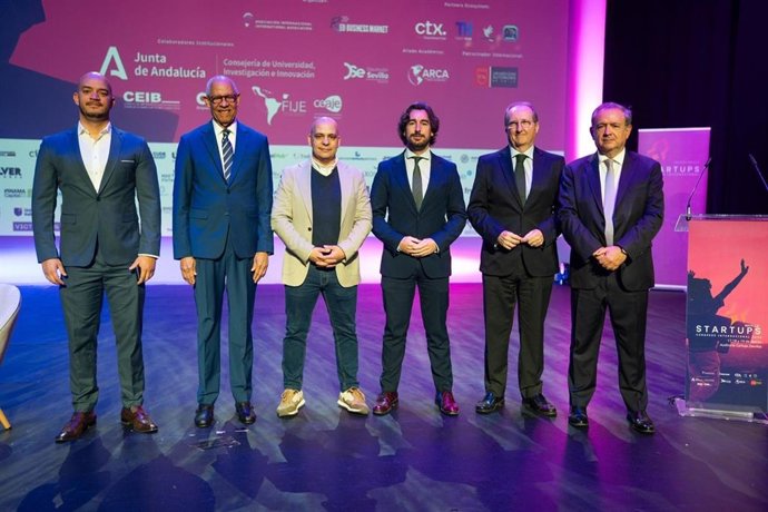 El secretario permanente del Consejo de Empresarios Iberoamericanos (CEIB) y director de Relaciones con Iberoamérica de CEOE, Narciso Casado, junto a algunos de los participantes en el III Congreso Internacional de Startups 2026 en Sevilla (España).