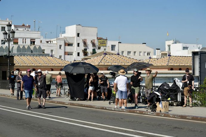 Archivo - Miembros del equipo de rodaje de la serie 'Berlín' en el puente de Triana. A 28 de julio de 2025, en Sevilla (Andalucía, España). La conocida serie 'Berlín' protagonizada por el actor Pedro Alonso se está rondando en las calles de Sevilla hasta 