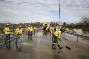 Archivo - Miembros del Infoca limpian los daños ocasionados por las lluvias de la borrasca 'Francis' en la carretera de acceso a la estación de Cártama. A 05 de enero de 2026, en Cártama, Málaga (Andalucía, España). 