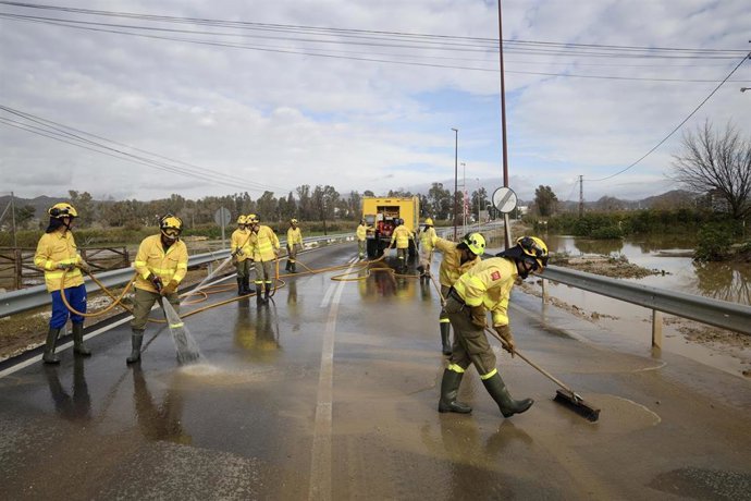Archivo - Miembros del Infoca limpian los daños ocasionados por las lluvias de la borrasca 'Francis' en la carretera de acceso a la estación de Cártama. A 05 de enero de 2026, en Cártama, Málaga (Andalucía, España). 