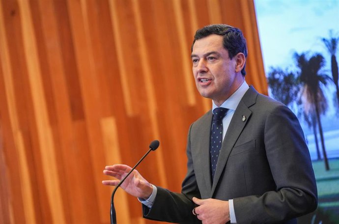El presidente de la Junta de Andalucía, Juanma Moreno, este miércoles en la rueda de prensa posterior a la reunión del Consejo de Gobierno celebrada en Huelva, donde ha puesto la primera piedra del futuro Hospital Materno Infantil. 