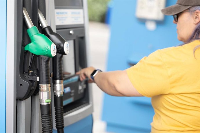 Repostaje en una gasolinera, a 3 de marzo de 2026, en Madrid (España). La guerra en Irán ha elevado con fuerza el precio del petróleo, con el Brent acercándose a los 80 dólares por barril ante el riesgo sobre el Estrecho de Ormuz. Esta subida ya se trasla