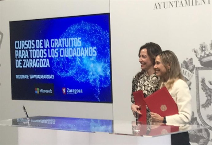 La alcaldesa de Zaragoza, Natalia Chueca; y la directora de Capacitación en IA de Microsoft España, Sonia Marzo, firman un acuerdo para formar en IA a todos los zaragozanos
