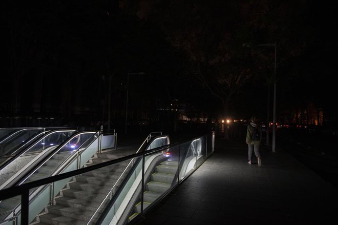 Archivo - Las calles de la ciudad sin luz durante el apagón, a 28 de abril de 2025, en Barcelona, Cataluña (España).