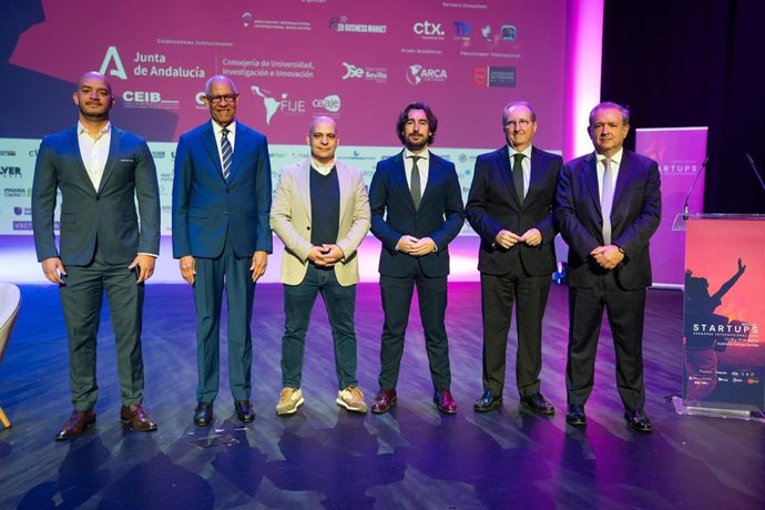 Narciso Casado junto a algunos de los participantes en el Congreso Internacional de Startups en Sevilla