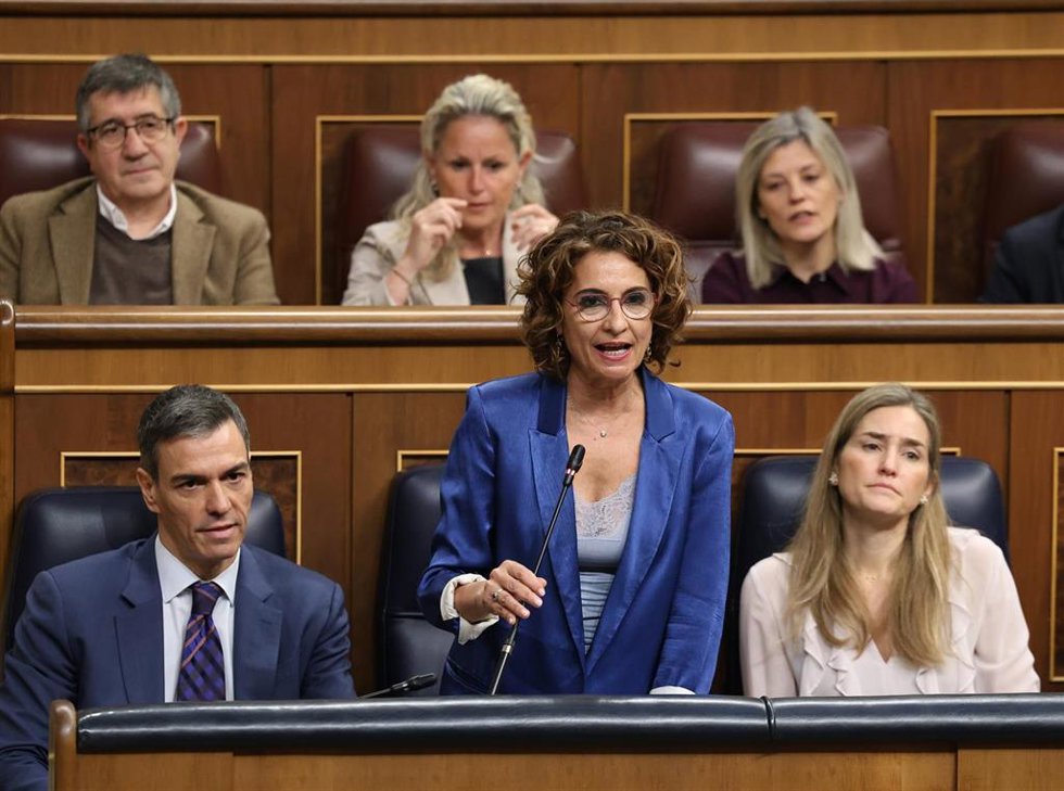 La vicepresidenta primera y ministra de Hacienda, María Jesús Montero, interviene durante una sesión de control al Gobierno, en el Congreso de los Diputados, a 18 de marzo de 2026, en Madrid (España). Sánchez afronta una nueva sesión de control en el Co