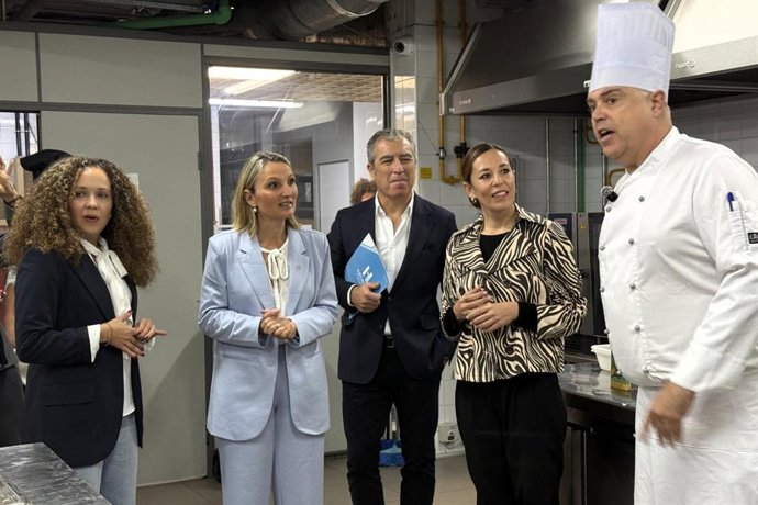 La consellera de Trabajo, Función Pública y Diálogo Social, Catalina Cabrer, visita el Hotel Escuela de Santa Cruz de Tenerife.