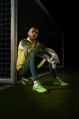 David de Gea posa con las botas 'Striker' de la marca deportiva 'Joma'