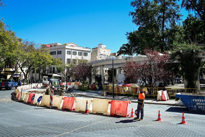 Obras de mejora del pavimento en la plaza Francesc García Orell