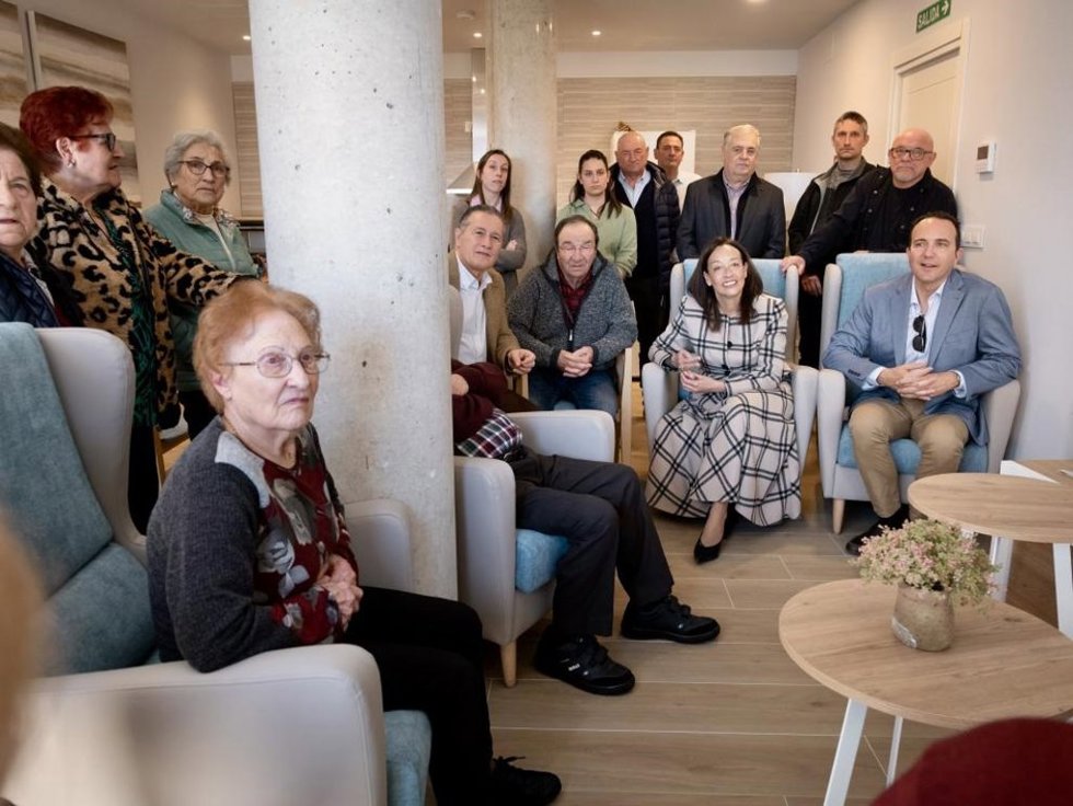 La consejera de Bienestar Social y Familia, Carmen Susín, en la Casa del Mayor de Monroyo.