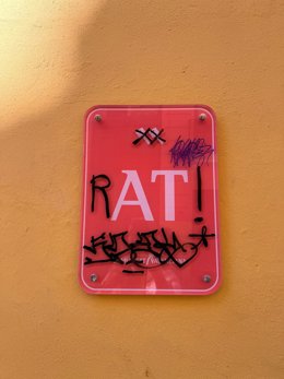 Cartel de apartamento turístico vandalizado