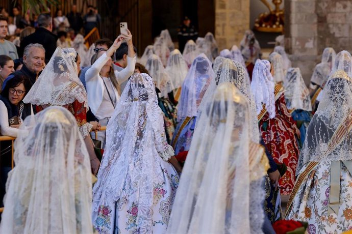Varias falleras durante la Ofrenda a la Virgen de los Desamparados, a 17 de marzo de 2026, en València. 