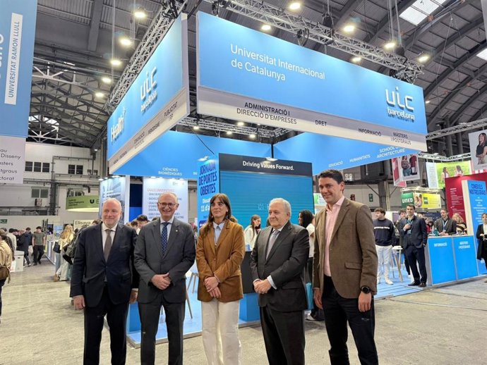 La consellera Núria Montserrat y el rector Alfonso Méndiz con Miquel Angel Cazcarra (presidente del patronat de la universidad) y Josep Maria Torné (gerente)
