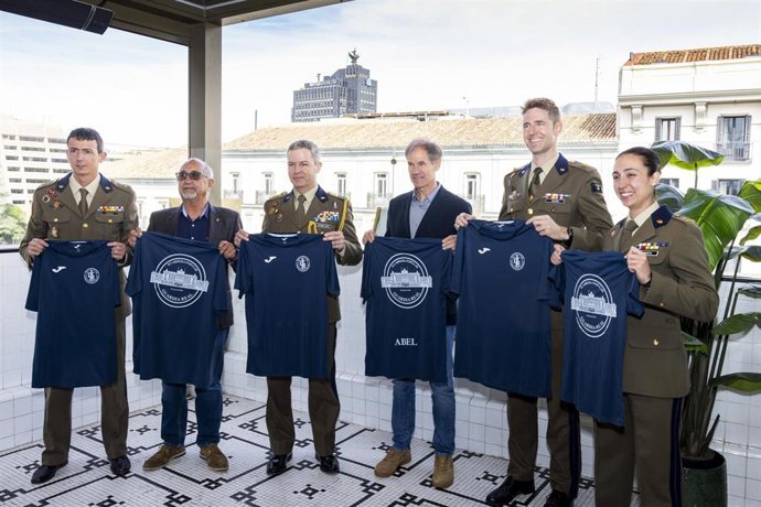 El coronel jefe de la Guardia Real Luis Alfonso Choya y el bicampeón del mundo de maratón Abel Antón presidieron la presentación de la II Carrera Popular Guardia Real en Madrid.