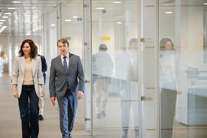 La presidenta de la Comunidad de Madrid, Isabel Díaz Ayuso, y el alcalde de Tres Cantos, Jesús Moreno, tras la reunión del Consejo de Gobierno, en el Ayuntamiento de Tres Cantos, a 18 de marzo de 2026, en Tres Cantos, Madrid (España). 