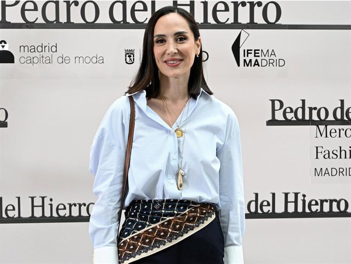 Tamara Falcó posa en el photocall de la firma Pedro del Hierro en la 83º edición de Mercedes-Benz Fashion Week Madrid, en la Galería de Cristal del Palacio de Cibeles