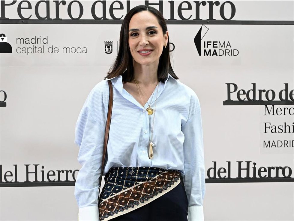 Tamara Falcó posa en el photocall de la firma Pedro del Hierro en la 83 edición de Mercedes-Benz Fashion Week Madrid, en la Galería de Cristal del Palacio de Cibeles