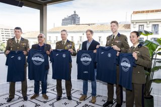 El coronel jefe de la Guardia Real Luis Alfonso Choya y el bicampeón del mundo de maratón Abel Antón presidieron la presentación de la II Carrera Popular Guardia Real en Madrid.