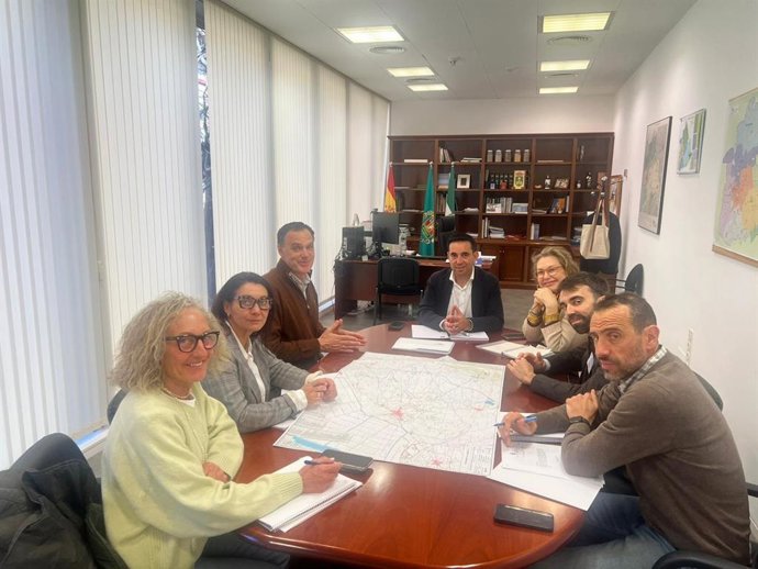 Foto del diputado provincial de Servicios Supramunicipales con el alcalde y concejales de Lebrija, en el Consistorio.
