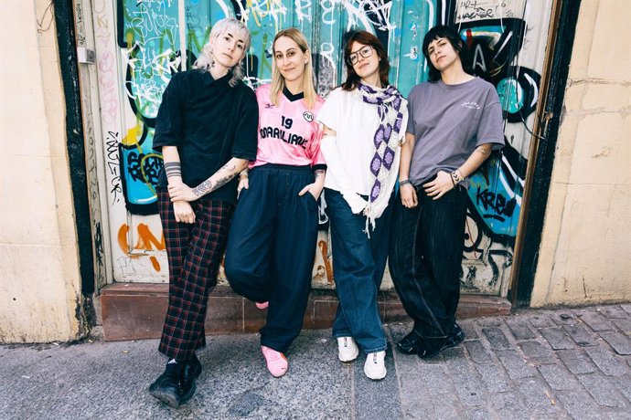 La banda musical Ginebras durante una entrevista para Europa Press, a 17 de marzo de 2026, en Madrid (España). La entrevista se produce por la publicación de su nuevo disco ‘Donde nada es para tanto’.