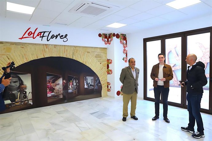 El teniente de alcaldesa de Servicios Públicos en el Ayuntamiento de Jerez de la Frontera (Cádiz), Jaime Espinar, y el delegado municipal de Cultura, Francisco Zurita, en una visita al segundo Centro Cultural Lola Flores dedicado a su familia