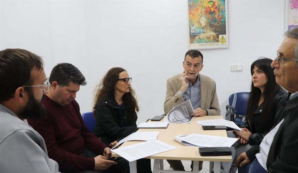 El candidato a la Presidencia de la Junta de Andalucía por la coalición Por Andalucía, Antonio Maíllo, en un encuentro con el Colegio Oficial de Trabajo Social de Huelva.