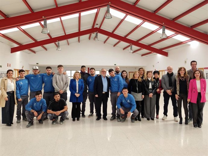 La delegada territorial de Empleo, Empresa y Trabajo Autónomo, Carmen Sánchez Sierra, junto al alcalde de Alhaurín de la Torre, Joaquín Villanova Rueda, saludan a las personas que participan en distintos proyectos de 'Empleo y Formación'