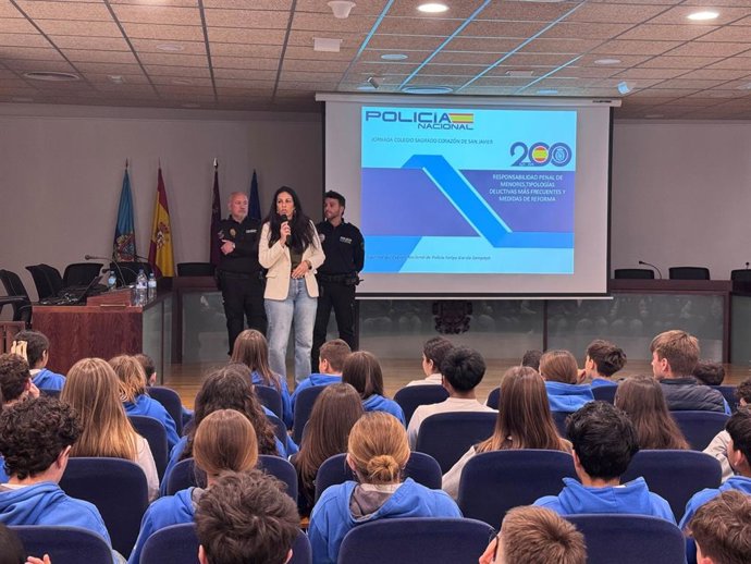 Estudiantes de ESO de San Javier asisten a una charla sobre delincuencia de menores y redes de captación y trata