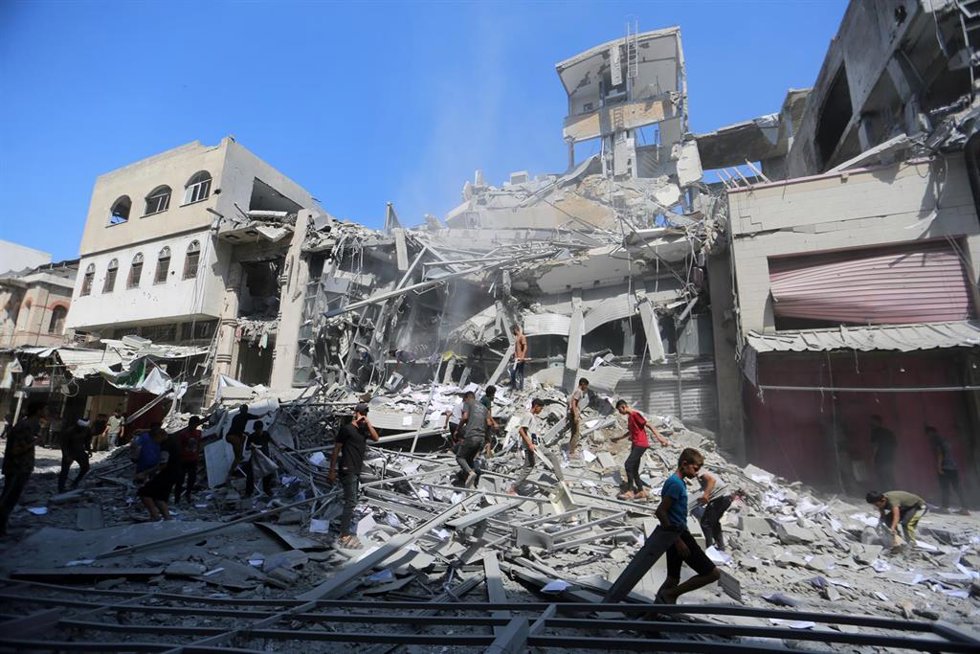 Archivo - Palestinos en un edificio bombardeado por el Ejército de Israel en la ciudad de Gaza, en el norte de la Franja (archivo)