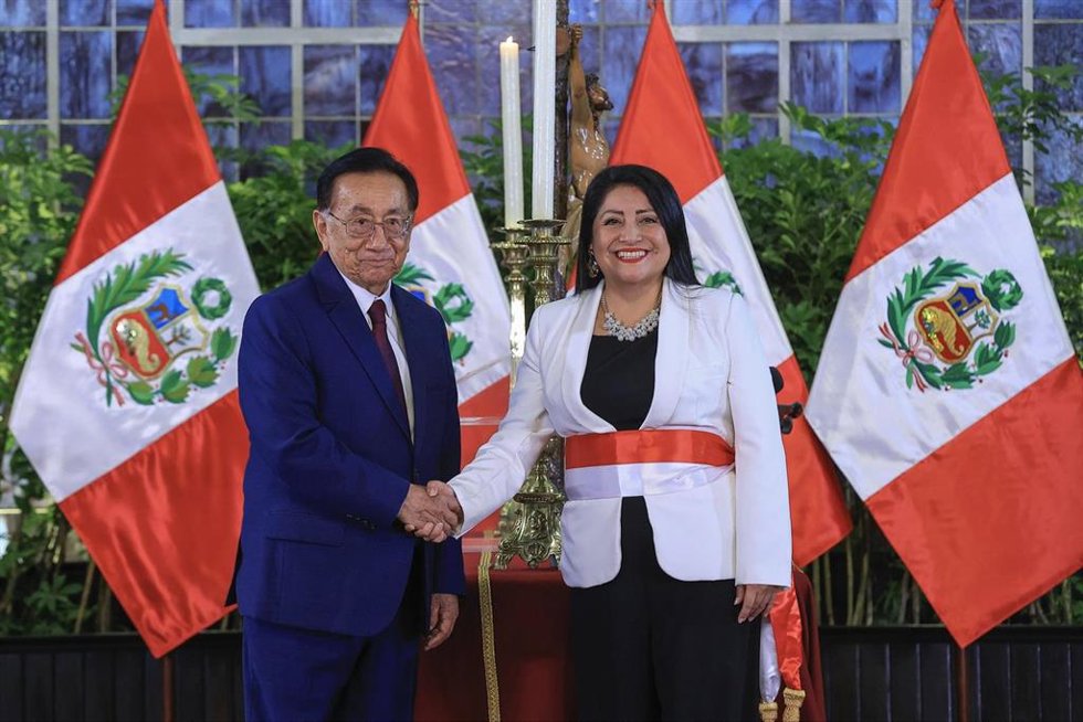 El presidente de Perú, José María Balcázar, y la ex primera ministra Denisse Miralles.