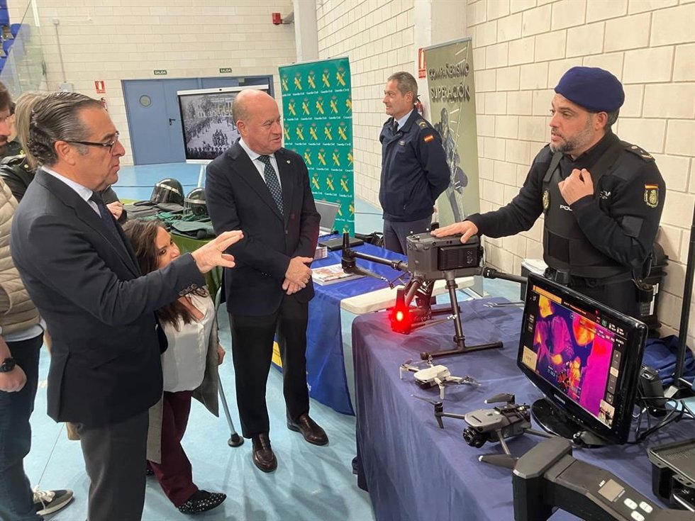 El delegado de Desarrollo Educativo y Formación Profesional, Miguel Briones, ha encabezado en Antequera una jornada destinada a reforzar los vínculos entre el tejido empresarial, el alumnado y los centros públicos que imparten FP al norte de la provinci