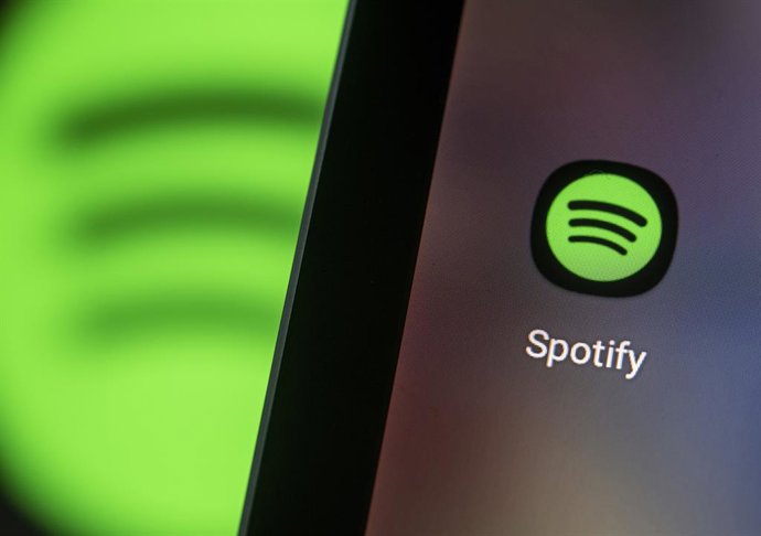 Archivo - FILED - 28 April 2021, Berlin: The logo of the Spotify app can be seen on the screen of a smartphone. Photo: Fabian Sommer/dpa