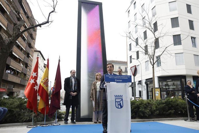 Madrid rinde homenaje a los profesionales caídos por la libertad de expresión con un monumento frente a la APM