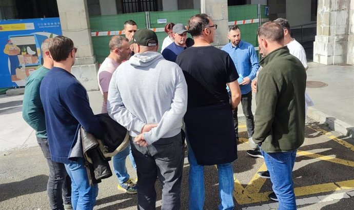 El director facultativo de TYC Narcea, Gonzalo Piñuelo, explica a los trabajadores el contenido de la reunión con el consejero de Ciencia, Borja Sánchez.