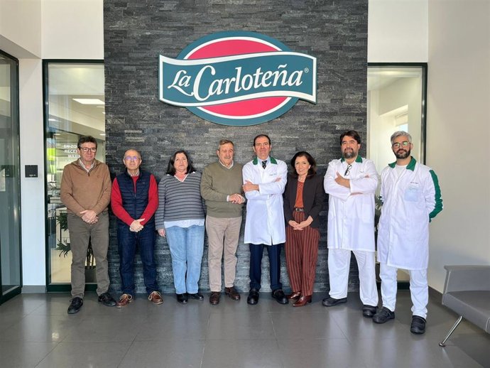 María Jesús Botella (3ª dcha.), durante su visita a las instalaciones de La Carloteña.