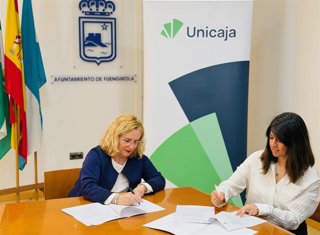 La directora de Imagen, Patrocinios y Relación con Grupos de Interés de Unicaja, Gemma Sotorres, y la alcaldesa de Fuengirola, Ana Mula, han suscrito este miércoles el convenio de renovación del patrocinio.