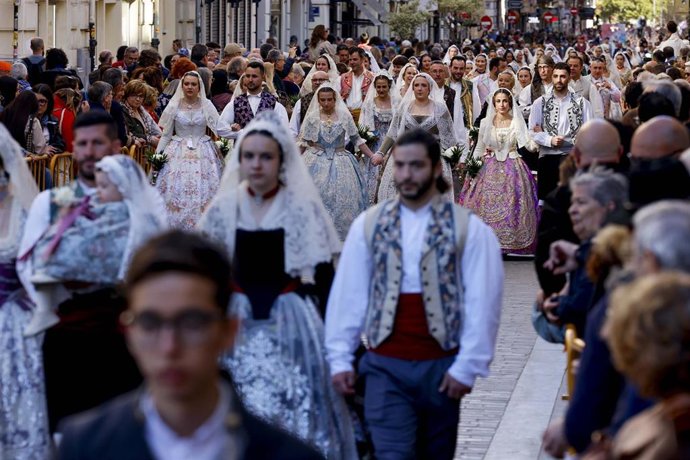 Varias falleras durante la ofrenda de las Falleras a la Virgen de los Desamparados, a 17 de marzo de 2026, en Valencia, Comunidad Valenciana (España).