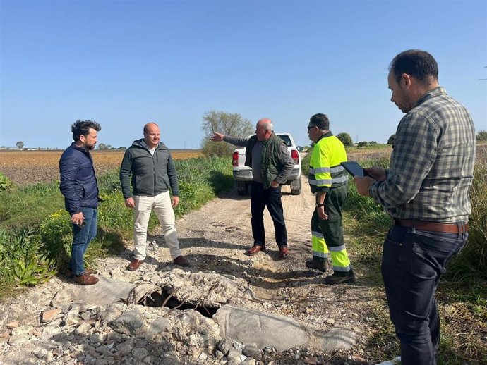 El delegado de Medio Ambiente, Óscar Curtido, en una de las vías pecuarias de Rota.