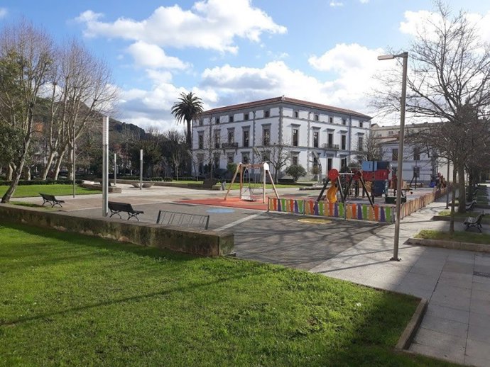Archivo - Parque infantil en Santoña