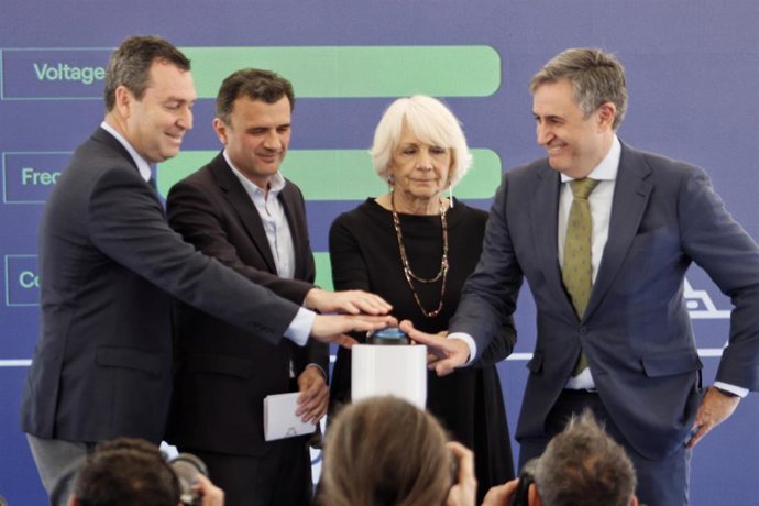 El presidente de Puertos del Estado, Gustavo Santana, la presidenta del Puerto de la Bahía de Cádiz, Teófila Martínez, el alcalde de Cádiz, Bruno García, y el director de Endesa en Andalucía, Rafael Sánchez, en la primera instalación de OPS.