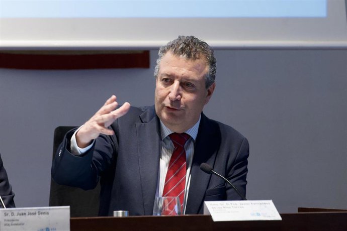 El presidente de la Diputación de Sevilla, Javier Fernández (C),  durante el acto institucional por los 40 años de ASA Andalucía.  