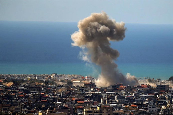 Columnas de humo tras los bombardeos de Israel en barrios del sur de Beirut. 
