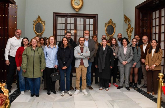 El vicepresidente segundo y responsable del Área de Transición Ecológica de la Diputación de Cádiz, Javier Vidal, recibiendo a participantes del proyecto europeo GatE