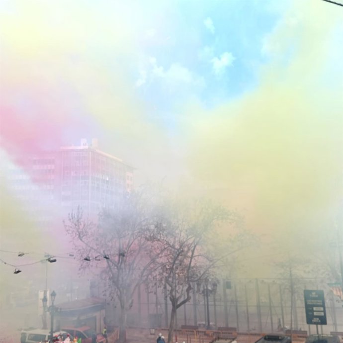 Imagen de la 'mascletà' ofrecida por Pirotecnia Caballer FX Global FC en València con motivo de las Fallas de 2026. Vale