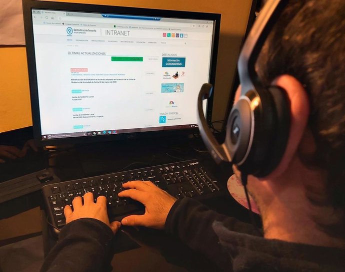 Archivo - El 60% de la plantilla del Ayuntamiento de Santa Cruz se acoge al teletrabajo