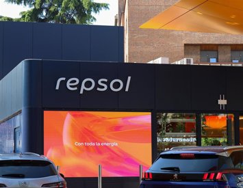 Archivo - Una estación de servicio Repsol con la nueva imagen de marca, a 27 de junio de 2025, en Madrid (España). Repsol ha estrenado su nueva imagen de marca para adaptarla a la estrategia de la compañía. La nueva identidad visual será implementada en l