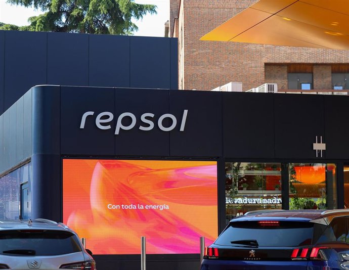 Archivo - Una estación de servicio Repsol con la nueva imagen de marca, a 27 de junio de 2025, en Madrid (España). Repsol ha estrenado su nueva imagen de marca para adaptarla a la estrategia de la compañía. La nueva identidad visual será implementada en l