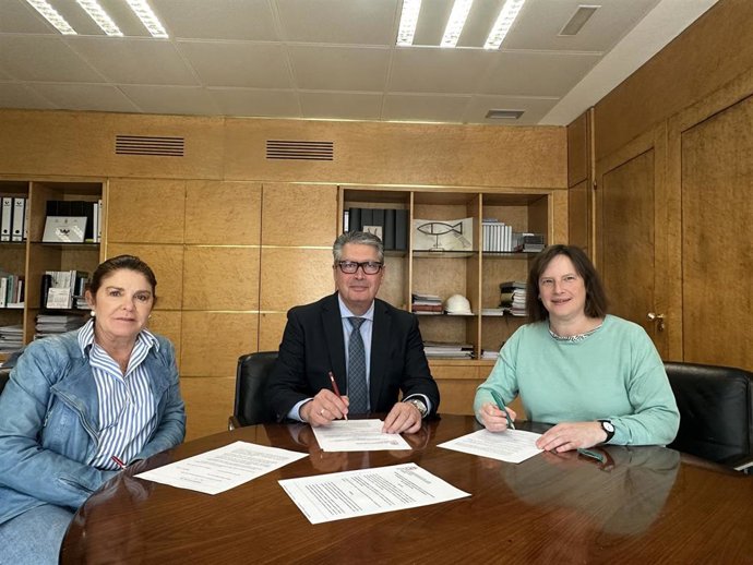 El Ayuntamiento de León y la Escuela Oficial de Idiomas colaborarán en el proyecto 'Jornada de plantación de árboles en idiomas'.