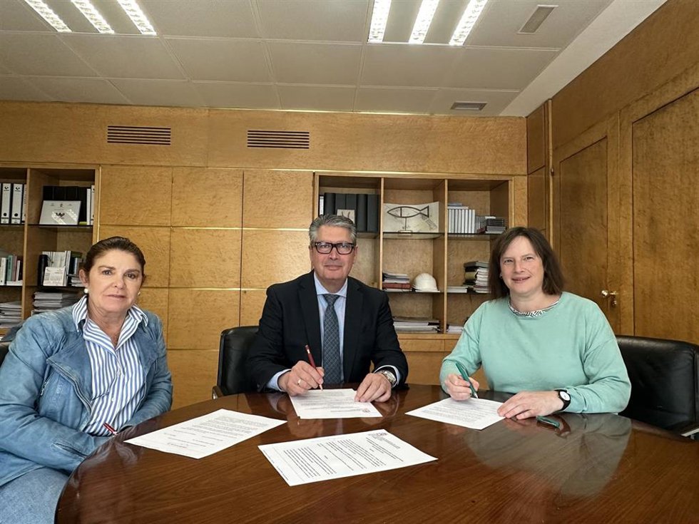 El Ayuntamiento de León y la Escuela Oficial de Idiomas colaborarán en el proyecto 'Jornada de plantación de árboles en idiomas'.