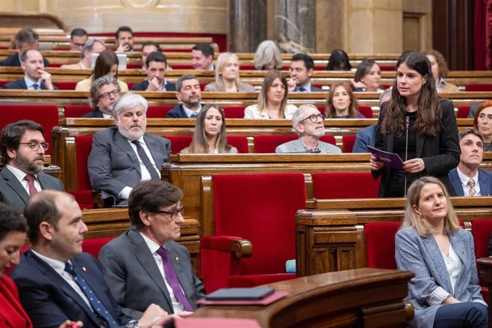 El presidente de la Generalitat de Catalunya, Salvador Illa (1 fila, 2i), el conseller de la Presidencia, Albert Dalmau (1 fila, i), y la portavoz de Junts en el Parlament, Mónica Sales (2 fila, d),durante el pleno del Parlament de Catalunya, a 18 de marz